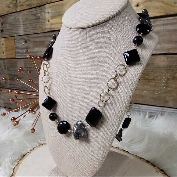 Black & Pearlescent Necklace - Picture 3 of 3